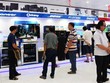 Số lượng người đến xem và mua dàn karaoke, dàn âm thanh gia đình tại các cửa hàng, siêu thị điện máy tại TP HCM tăng dịp cận Tết.