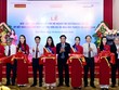 Các đại biểu thực hiện nghi thức cắt băng bàn giao 200 căn nhà ở cho hộ nghèo.