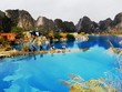 Hồ nước được bao bọc bởi dãy núi đá vôi Trại Sơn.