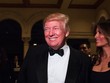 Tổng thống đắc cử Mỹ Donald Trump và vợ, bà Melania, có mặt tại buổi tiệc mừng năm mới ở Mar-a-Lago. Ảnh: New York Times