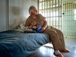 'Siêu lừa' Bernard Madoff sống nhàn hạ trong tù