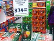 Khách mua ồ ạt khiến siêu thị phải treo biển hạn chế vì sợ đầu cơ. Ảnh: Phương Đông
