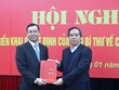 Trưởng Ban Kl992 cổng game cá cược Trung ương Nguyễn Văn Bình trao quyết định cho ông Ngô Văn Tuấn. Ảnh VGP/Huy Thắng