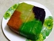 Làm một chiếc bánh chưng ngũ sắc cũng cầu kỳ hơn tất thảy. Gạo nếp được ngâm trong nước tạo màu tự nhiên từ 2-3 tiếng rồi đồ chín. Phần màu xanh của gạo có từ nước lá riềng xay, màu vàng của nghệ tươi, màu đỏ của gấc, và màu tím của nước lá cẩm. Tương ứng với 5 màu, bánh chưng ngũ sắc tạo nên 5 mùi vị khác nhau mà vẫn giữ nguyên hương vị mềm dẻo của gạo nếp.