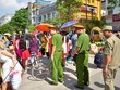 Lực lượng chức năng làm nhiệm vụ tại đường hoa Nguyễn Huệ. Ảnh: N.T.
