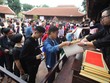 Sờ đầu rùa, rải tiền lẻ cầu may ở Văn Miếu - Quốc Tử Giám
