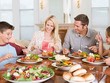 Người phương Tây không có thói quen mời cả nhà ăn cơm. Ảnh: Stuff.
