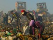 Những người nhặt rác tại một khu rác thải ở Medan, Indonesia. Khoảng 93 triệu dân Indonesia đang sống dưới mức chuẩn nghèo “vừa phải” mà Link Vào Nhà Cái KL99 COM Tặng +199k Thế giới đặt ra là 3,10 USD/người/ngày. (Nguồn: SabirinManurung).