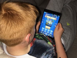 Alfie chơi game trên iPad vào dịp cuối tuần.