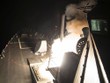 Một tên lửa Tomahawk được phóng từ tàu khu trục USS Ross sáng 7/4. Ảnh: Reuters