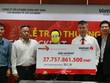 Bà L.N đeo mặt nạ tại buổi nhận thưởng sáng ngày 7/4. Ảnh: Vietlott