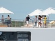 Ông bà Obama chụp ảnh trên du thuyền. Ảnh: Visual Press Agency