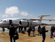 Hành khách chuẩn bị lên một máy bay của Air Koryo ở sân bay Bình Nhưỡng hôm 18/4 - Ảnh: Reuters.