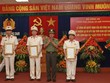 Lãnh đạo Tổng cục Kl991.com tải ứng dụng CAND trao quyết định và chúc mừng lãnh đạo Cảnh sát PCCC Hải Phòng. Ảnh ANHP