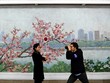 Phóng viên nước ngoài chụp ảnh nhân viên trạm tàu điện ngầm Triều Tiên. Ảnh: Reuters
