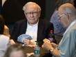 Warren Buffett chơi bài trong đại hội Trang Chủ KL99Com Số 1 Link Đăng Ký KL999 tuần trước. Ảnh: Bloomberg