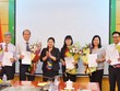 Thứ trưởng Bộ Tài nguyên và Môi trường Nguyễn Thị Phương Hoa trao quyết định và chúc mừng các cán bộ được bổ nhiệm. Ảnh: Bộ Tài nguyên và Môi trường