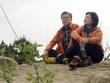 Ông Moon và vợ, bà Kim Jung Sook đã mặc 2 chiếc áo gió giống nhau trong một lần đi leo núi trước khi ông đắc cử tổng thống. Ảnh: Reuters.  