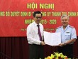 Đồng chí Nguyễn Quang Dương trao quyết định cho đồng chí Phan Văn Sáu. Ảnh TTCP.