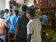Người dân ở thủ đô Doha của Qatar kéo đến các siêu thị sau khi nghe tin nước này bị một số quốc gia thuộc thế giới Arab cắt đứt quan hệ hôm 5/6. Ảnh: AFP.