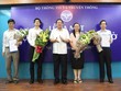 Bộ trưởng Trương Minh Tuấn trao quyết định và chúc mừng lãnh đạo Cục Thông tin cơ sở. Ảnh Bộ TTTT