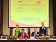 Bà Nguyễn Thị Phương Thảo, Tổng giám đốc Vietjet, ông Đinh Việt Phương, Phó tổng giám đốc Vietjet (ngồi bên trái), ông Gert Waltenbauer, Tổng giám đốc KGAL (đứng bên phải) và ông Jochen Baltes, Tổng giám đốc điều hành GOAL (ngồi bên phải) tại buổi ký kết hợp đồng