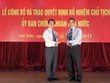 Ông Trần Văn Dũng (trái) nhận Quyết định bổ nhiệm Chủ tịch UBCKNN. Ảnh: UBCKNN