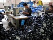 Công nhân Trung Quốc làm việc trong một nhà máy ở An Huy. Ảnh: Reuters