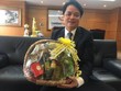 TS.Nguyễn Đức Hưởng giới thiệu sản phẩm từ hạt sachi mà ông đem từ Thái Lan về để nghiên cứu.
