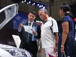 Người Việt vẫn đang chờ đợi diễn biến giá ôtô có giảm trong 2018 khi áp dụng thuế mới. Trong ảnh, khách hàng xem xe tại triển lãm ôtô Việt Nam (VMS) 2017. 