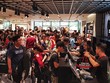 Chật như nêm trong ngày đầu khai trương cửa hàng H&M ở Sài Gòn. Ảnh: Lê Quân.