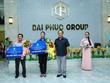 Ông Lê Văn Minh – Tổng giám đốc Công ty cổ phần Kl99ok phiên bản mới Địa ốc Vạn Phúc trao tặng Quỹ học bổng cho đại diện Quận đoàn Quận Thủ Đức và UBND P.Hiệp Bình Phước.