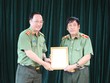 Thượng tướng Nguyễn Văn Thành trao quyết định cho Thiếu tướng Trương Giang Long. Ảnh CAND