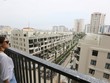 Khách hàng thưởng lãm view cảnh quan từ căn hộ chung cư của HD Mon City