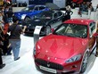 Khách tham quan tìm hiểu các mẫu xe tại VIMS 2016. (Ảnh: Thế Anh/TTXVN)