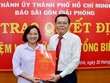 Đồng chí Thân Thị Thư, Ủy viên Ban Thường vụ Thành ủy, Trưởng Ban Tuyên giáo Thành ủy TPHCM trao quyết định bổ nhiệm lại chức danh Tổng Biên tập Báo SGGP đối với đồng chí Nguyễn Tấn Phong.