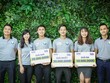 Ông Trịnh Thanh Cần (Tổng Giám Đốc ACBS), bà Nguyễn Bỉnh Thanh Giao (Trưởng bộ phận Phân tích Cơ bản) và ông Nguyễn Duy Khoa (Phó Tổng Giám Đốc ACBS) chụp ảnh lưu niệm cùng 3 thí sinh xuất sắc nhất mùa giải đầu tiên của Trade Pro 2017 -  Ảnh: ACBS