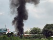 Cột khói ở đám cháy. Ảnh: Quế Biên.