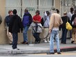 Người dân xếp hàng chờ nhận đồ ăn tại San Francisco. Ảnh: AFP.