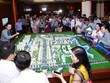 Môi giới tư vấn khách hàng tại một dự án mở bán ở TP HCM. Ảnh: Vũ Lê
