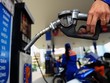Đổ xăng tại một trạm ở TP HCM. Ảnh: Hữu Khoa.