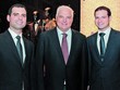 Cựu tổng thống Panama Ricardo Martinelli (giữa) chụp ảnh cùng hai con trai Ricardo Martinelli-Linares (trái) và Luis Martinelli-Linares. Ảnh: Panama Today. 