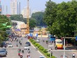Hàng cây trước cửa khách sạn Daewoo trên phố Kim Mã sẽ bị đánh chuyển, chặt hạ để phục vụ thi công ga ngầm. Ảnh: Phương Sơn.