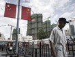 Người dân đi bộ trên đường phố Thượng Hải. Ảnh: AFP
