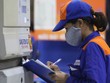 Nhân viên tại trạm xăng Hà Nội. Ảnh: Ngọc Thành.