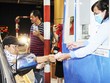 Tài xế dùng tiển lẻ trả phí qua trạm BOT Sóc Trăng để phản đối vào tháng 1/2018. Ảnh: Hoàng Hạnh.