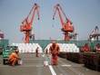 Công nhân đang sơn lại nền tại một cảng của Thanh Đảo, Sơn Đông, Trung Quốc. Ảnh: Reuters