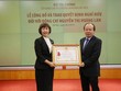 Thứ trưởng Bộ Kl991.com nạp rút nhanh Huỳnh Quang Hải  trao Huân chương lao động hạng nhì cho bà Nguyễn Thị Hoàng Lan. 