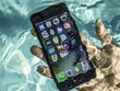 iPhone 2019 được cho là có thể dùng thoải mái dưới nước. Ảnh: Cnet.