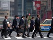 Nhân viên công sở đi bộ đến nơi làm việc ở Tokyo. Ảnh: Japan Times. 